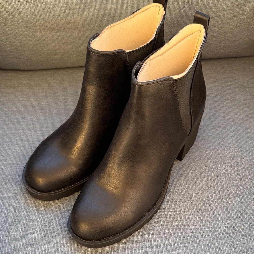 Women’s Laura Black Chelsea Ankle Boots Size 8.5 US